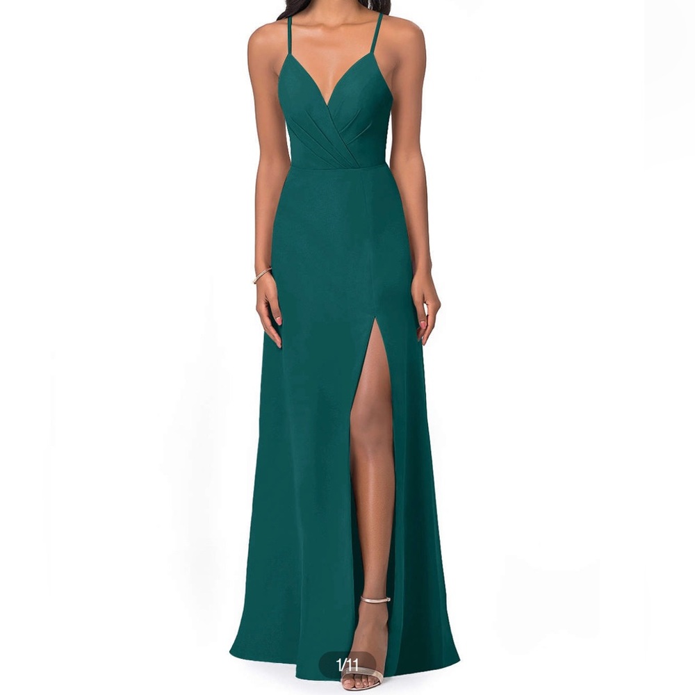 Such a flattering dress for bridesmaid, prom, formal, etc.!!